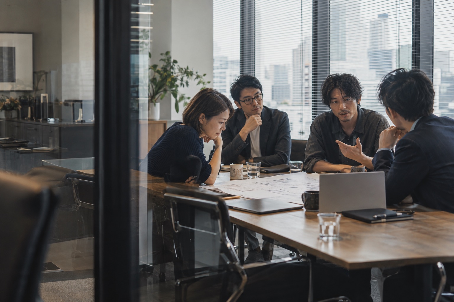 商談管理の進め方を話し合うチーム（イメージ）